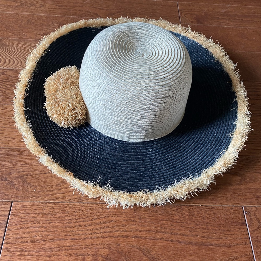 Stylish Women’s' Black and Tan Sun Hat